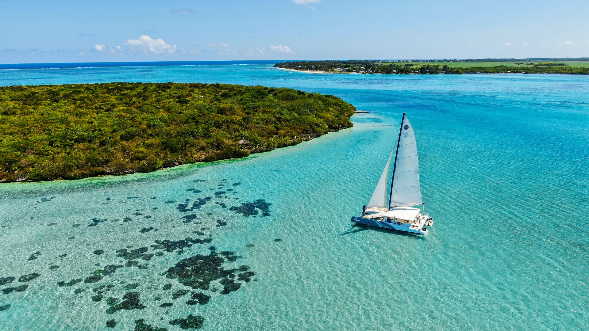 Vue aérienne d’un catamaran Blue Safari sur le lagon turquoise de Maurice